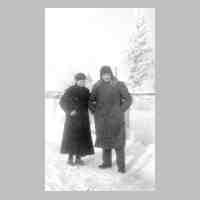 065-0015 Buergermeister Franzkowski mit Ehefrau am 1. Weihnachtstag 1944 in Moterau..jpg